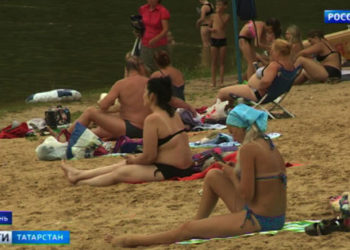 Пляжи Казани заполнены людьми и незаконными торговыми объектами, несмотря на запрет