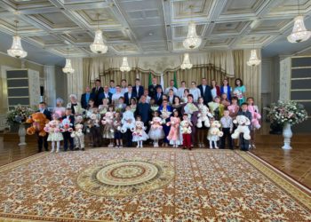 Рустам Минниханов наградил многодетные семьи Татарстана