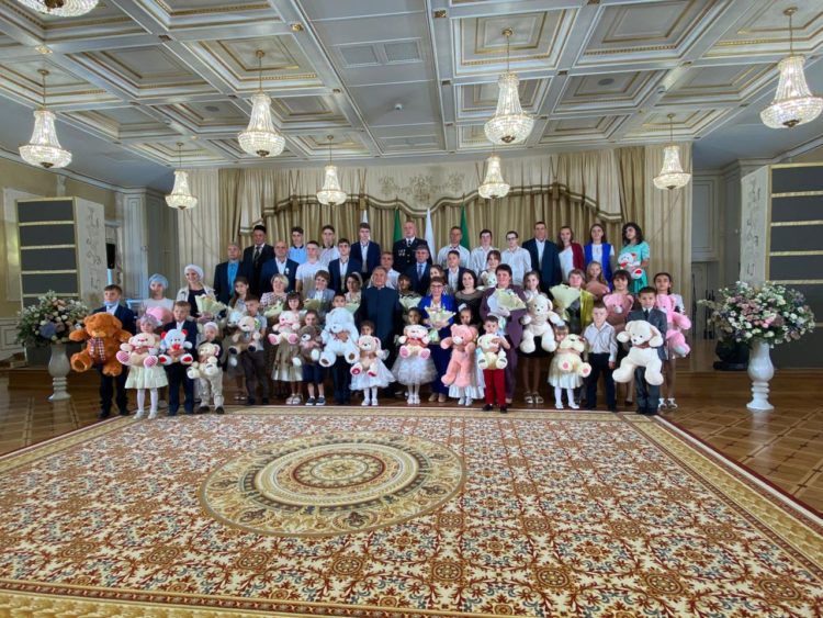 Рустам Минниханов наградил многодетные семьи Татарстана