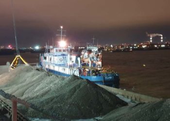 В Казани теплоход начал тонуть после столкновения с затопленным судном