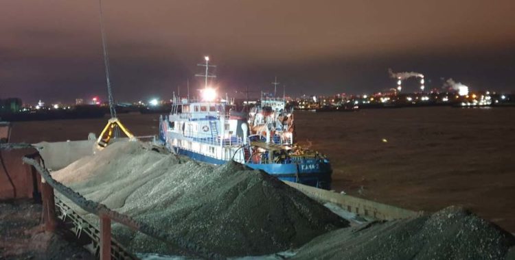 В Казани теплоход начал тонуть после столкновения с затопленным судном