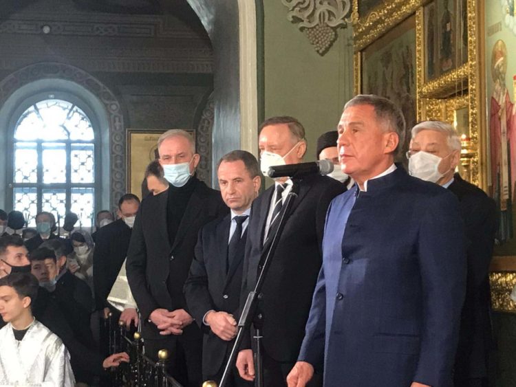 Рустам Минниханов возложил цветы на церемонии прощания с митрополитом Феофаном