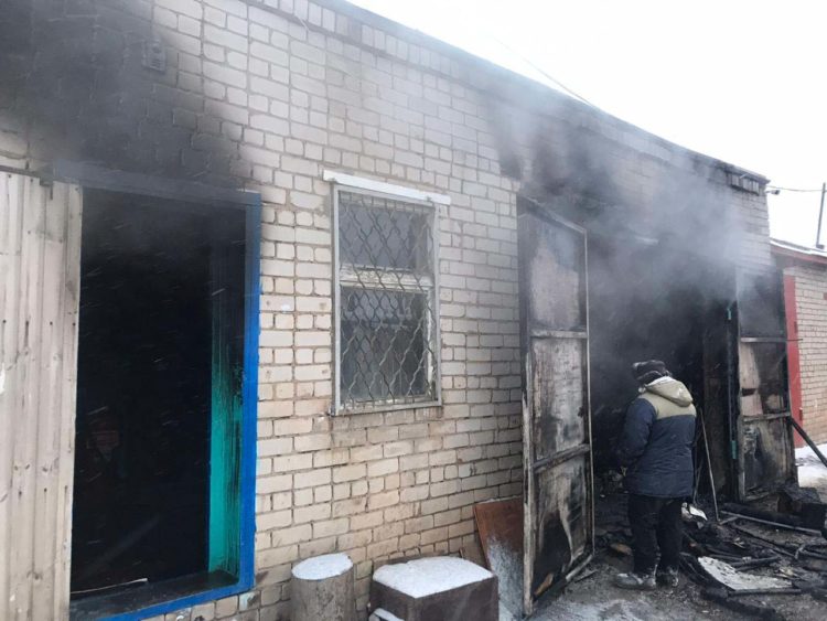В Челнах при пожаре в гараже пострадал мужчина