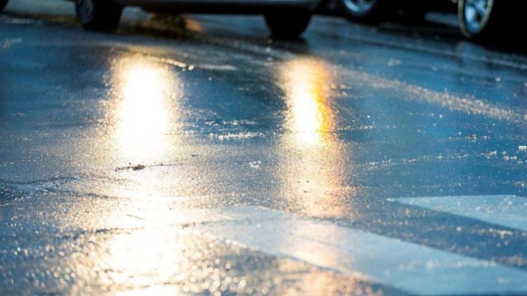 Татарстанцев предупредили о гололедице на дорогах