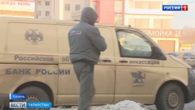 Женщина осталась на трассе с двумя малолетними детьми из-за спора мужа с автоинспекторами