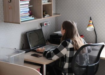 В центре занятости Казани бесплатно обучают на оператора ЭВМ и мастера по маникюру