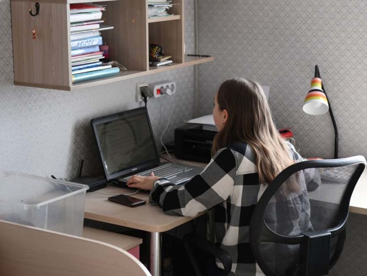 В центре занятости Казани бесплатно обучают на оператора ЭВМ и мастера по маникюру