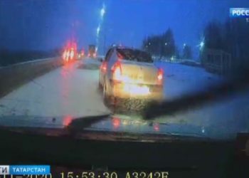 Женщина осталась на трассе с двумя малолетними детьми из-за спора мужа с автоинспекторами