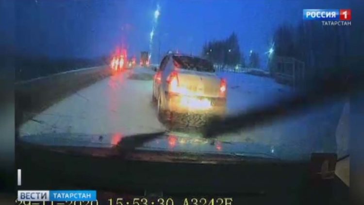 Женщина осталась на трассе с двумя малолетними детьми из-за спора мужа с автоинспекторами