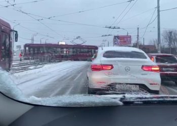 В Казани трамвай сошел с рельсов и перекрыл дорогу — образовалась пробка