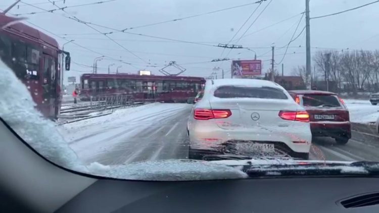 В Казани трамвай сошел с рельсов и перекрыл дорогу — образовалась пробка