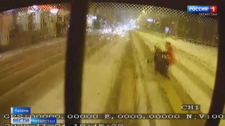 В Казани автобус сбил насмерть девушку на зебре и протащил несколько метров