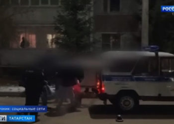 В МВД рассказали о хулигане, который бросался с балкона гантелями в Казани