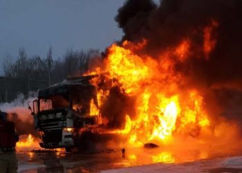 В Казани во дворе гипермаркета сгорела фура