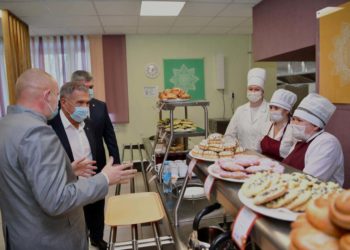 Рустам Минниханов оценил качество питания в челнинской школе