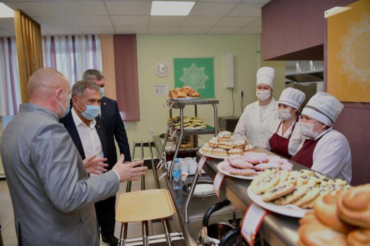 Рустам Минниханов оценил качество питания в челнинской школе