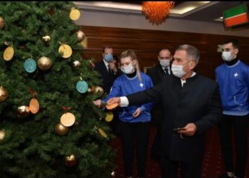 Президент РТ принял участие в новогодней акции «Елка желаний»