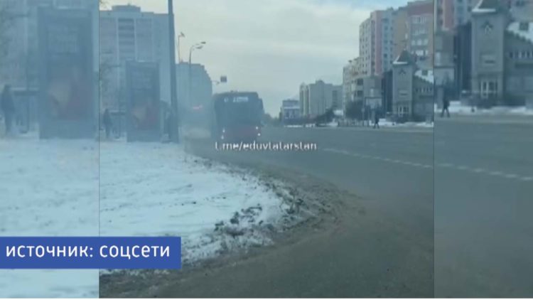 В центре Казани задымился пассажирский автобус