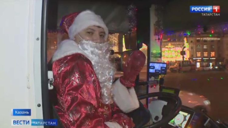 Новогодний троллейбус начал курсировать по улицам Казани