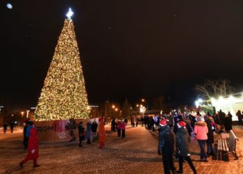 В Дербышках восстановили новогоднюю елку, которую разгромили вандалы