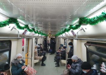 В казанском метро нарядили поезд и устроили фотозону