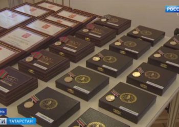 Рустам Минниханов наградил врачей Татарстана за борьбу с коронавирусом