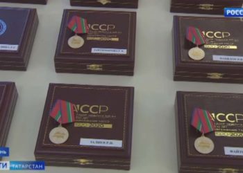 Рустам Минниханов наградил выдающихся татарстанцев