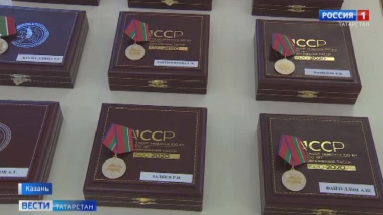 Рустам Минниханов наградил выдающихся татарстанцев