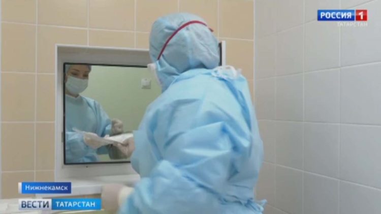 Челнинским врачам сделали прививку от коронавируса