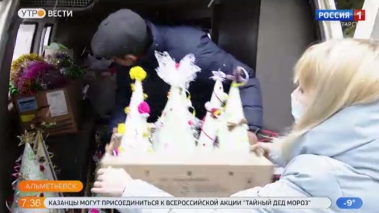 В Альметьевске в ковидный госпиталь передали почти полтысячи праздничных украшений
