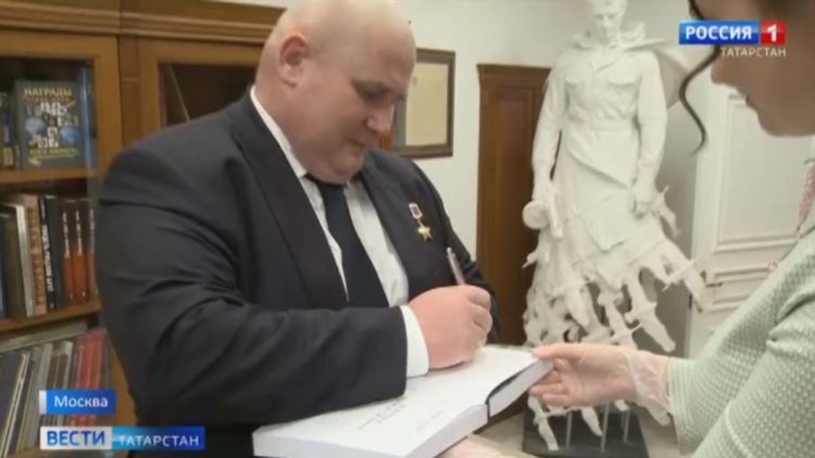 Герой России Ильяс Дауди презентовал книгу об афганской войне