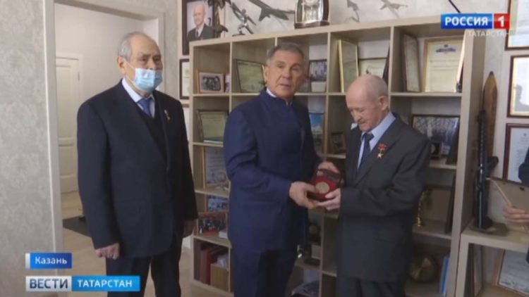 Минниханов и Шаймиев навестили героя социалистического труда Ильдуса Мостюкова