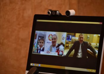 Рустам Минниханов позвонил мальчику, чью открытку снял с Ёлки желаний