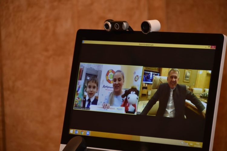 Рустам Минниханов позвонил мальчику, чью открытку снял с Ёлки желаний