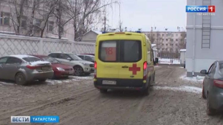 Челнинским врачам сделали прививку от коронавируса