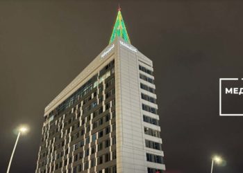 На высотке «Татмедиа» установили новогоднюю елку