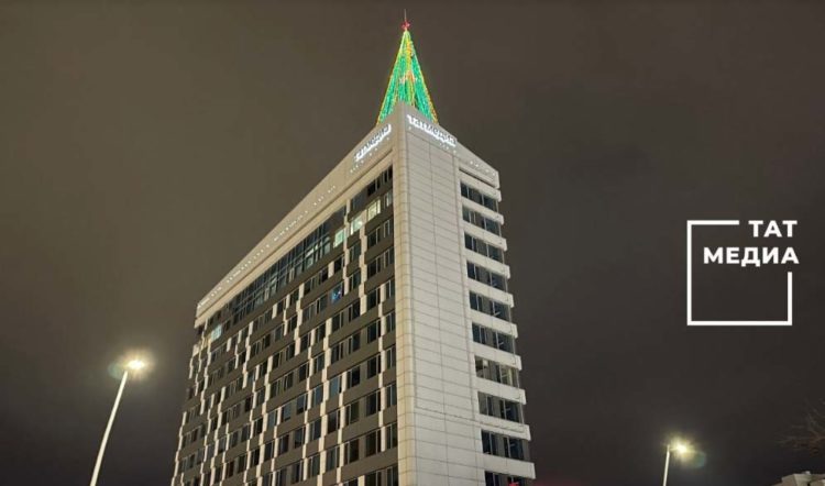 На высотке «Татмедиа» установили новогоднюю елку