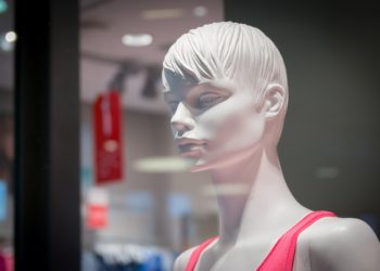 Тысяча человек эвакуировались из ТЦ «Мега» из-за короткого замыкания