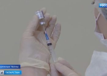 Челнинским врачам сделали прививку от коронавируса