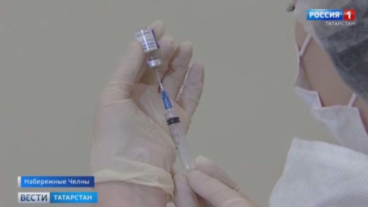 Челнинским врачам сделали прививку от коронавируса