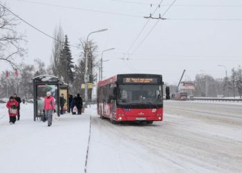 В Казани автобусы готовили к выходу на маршруты ночью из-за мороза