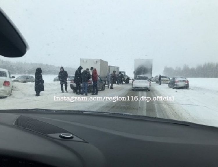 На трассе М7 в Татарстане грузовик устроил массовую аварию