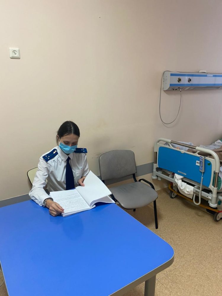 В Казани подозреваемого в убийстве девушки и ее родителей взяли под стражу прямо из больницы