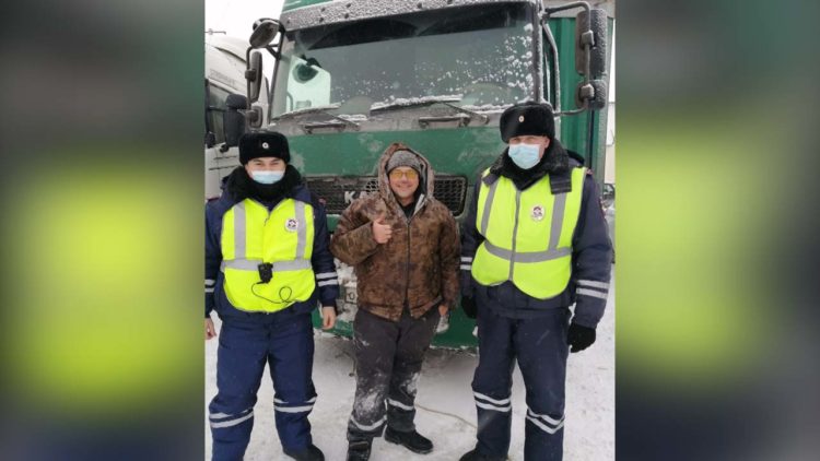 Инспекторы ГИБДД Татарстана помогли водителю фуры из Тюмени, застрявшему в негу на трассе