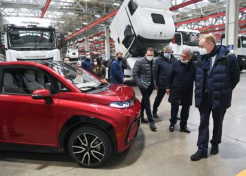 Минниханов прокатился на новом электрокаре КАМАЗа