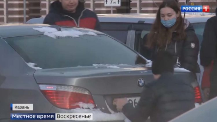 Автопрятки в центре Казани: как обманывают водители, чтобы не платить штраф за парковку