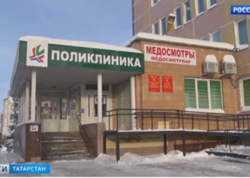 Коммунальщики Казани не могут очистить дворы от снега из-за неубранных автомобилей