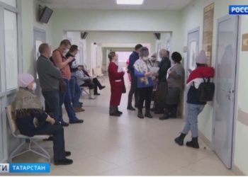 Коммунальщики Казани не могут очистить дворы от снега из-за неубранных автомобилей