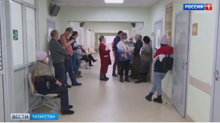 Коммунальщики Казани не могут очистить дворы от снега из-за неубранных автомобилей