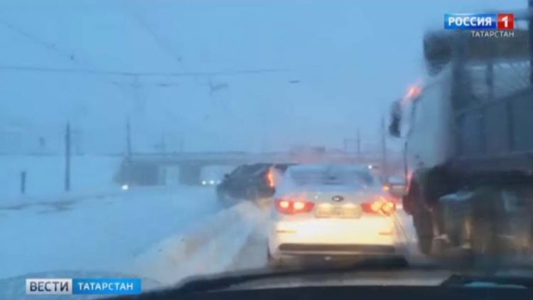 Десятибалльные пробки, аварии и закрытые трассы: последствия снегопада в Татарстане